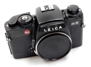 A Leitz Leica R5 camera, boxed with instructions, together with an Ever Ready case, Elmarit-R 1:2, 8/135mm lens, Summicron-R 1:2/35mm lens, filters, all boxed. - 2