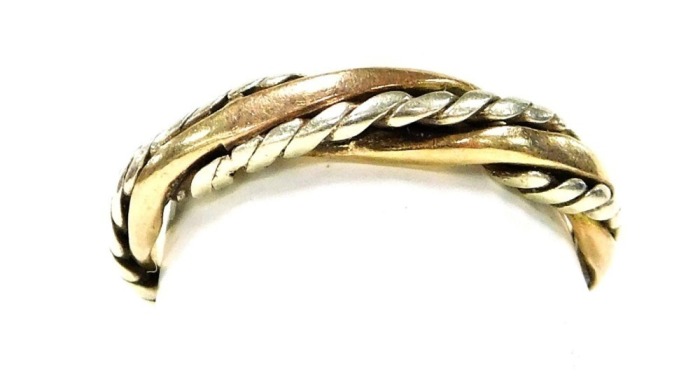 A 9ct two coloured gold wedding band, size O, 3.5g.