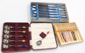 Silver plated and stainless steel flatware, including grapefruit spoons, coffee spoons with bean terminals, teaspoons and cake forks, all boxed, together with a quartz mantel clock. (a quantity) - 2