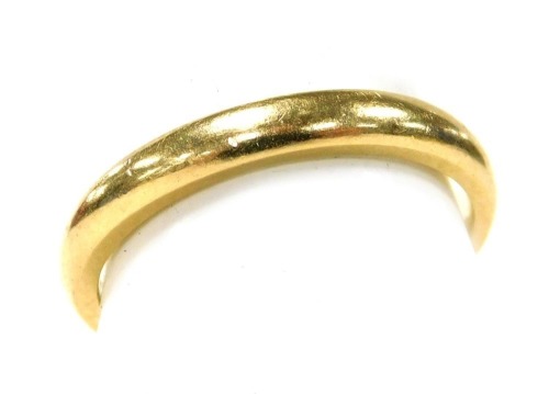 A wedding band, stamped 750, size L&frac12;, 3.7g.