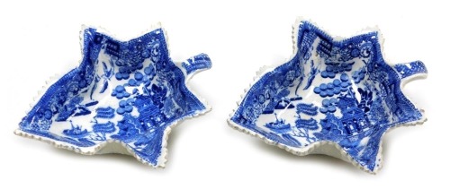 A pair of early 19thC pearl ware blue and white leaf shaped pickle dishes, chinoiserie decorated, 14cm wide.