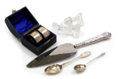A pair of Edward VII silver napkin rings, with foliate engraving, reserves monogram engraved, boxed, Chester 1905, Victorian silver teaspoon, George V silver apostle coffee spoon, Sheffield 1927, 1.66oz, together with a silver handled King's pattern cake 