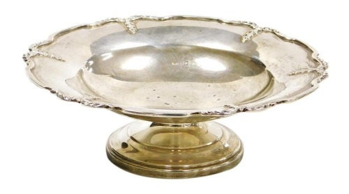 A George V silver pedestal sweetmeat dish, with a piecrust and harebell border, Birmingham 1928, 4.23oz.