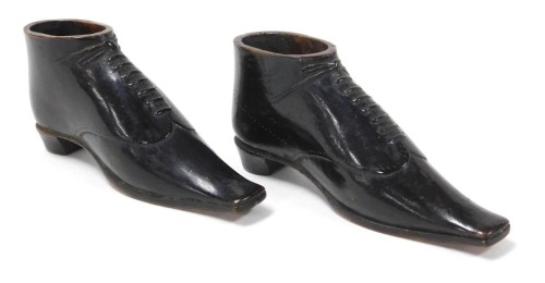A pair of Victorian treen shoe form snuff boxes, lids lacking, 7.5cm wide.