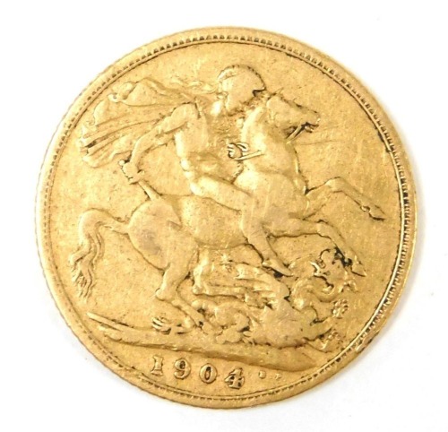 An Edward VII gold full sovereign 1904, 8.0g.