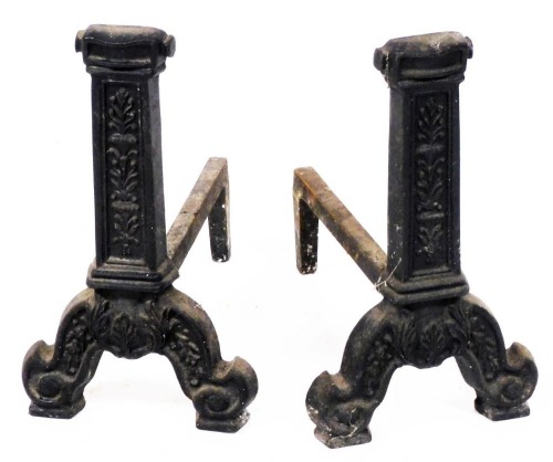 A pair of Victorian cast iron andirons, cast with acanthus leaves, 35cm high.