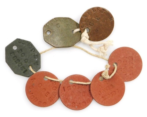A small group of WW1 ID "dog tags". (7)