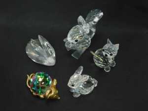 Five crystal animals, comprising four Swarovski to include squirrel, cat, swan and rabbit, and a Crystal Reflections Austrian crystal mouse, boxed. (5) - 2