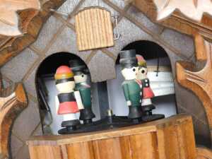 A 20thC oak cuckoo clock, with maple leaf and bird decoration, 25cm high, with weights and pendulum. - 3