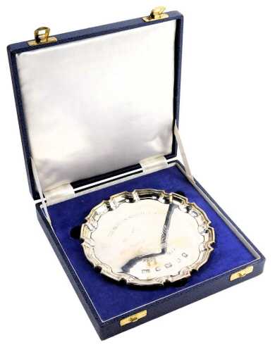 An SJ Hooper Limited Queen's Silver Jubilee silver salver, Sheffield 1977, number 54/100, in presentation case, 5.21oz, 15cm diameter.