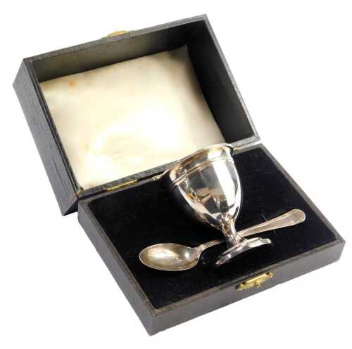 An Elizabeth II silver egg cup and spoon, the egg cup with fluted border, and matched spoon, Birmingham 1953, 1.09oz, in fitted case.