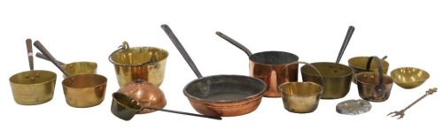 A collection of brass and copper, including brass saucepans, copper saucepan, brass jam pan, brass toasting fork, etc.