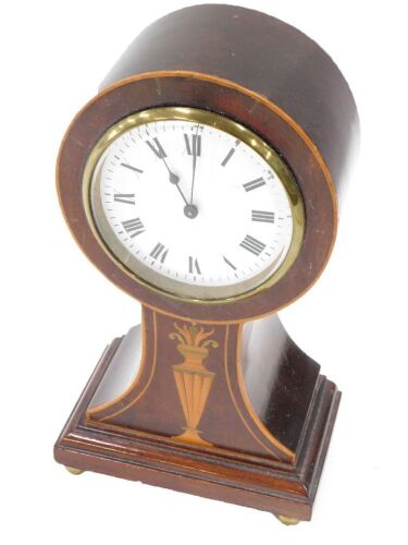 An Edwardian drum head mantel clock, with white enamel dial and Roman numerals, the mahogany case with boxwood stringing and inlaid vase paterae, with stepped base, and raised on four brass ball feet, 23.5cm high.