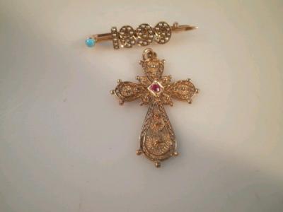 A Victorian gold bar brooch