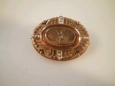 A Victorian gold oval brooch