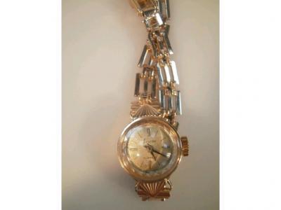 An Accurist 9ct gold ladies bracelet wristwatch