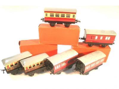 Four Hornby Trains passenger wagons and two Pullman coaches