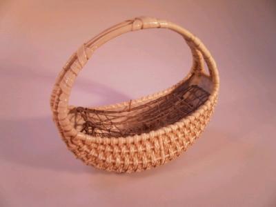 A Worcester basket weave gondolier flower vase
