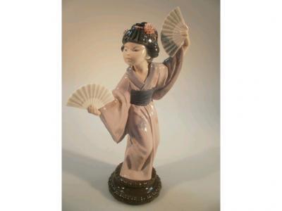 A Lladro figure Japanese abanico No.4.991