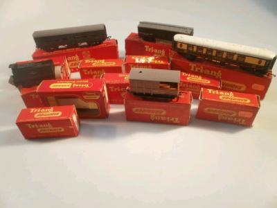 A Tri-ang Hornby R3423 container wagon in box
