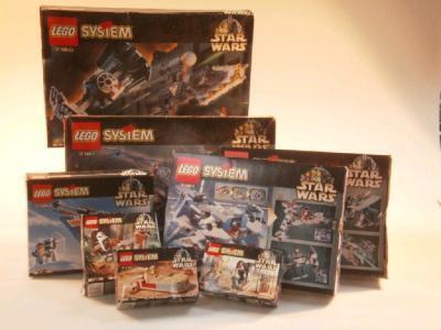 A collection of Star Wars related lego including light sabre dual