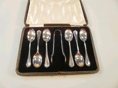 A set of George V silver tea spoons and sugar tongs cased