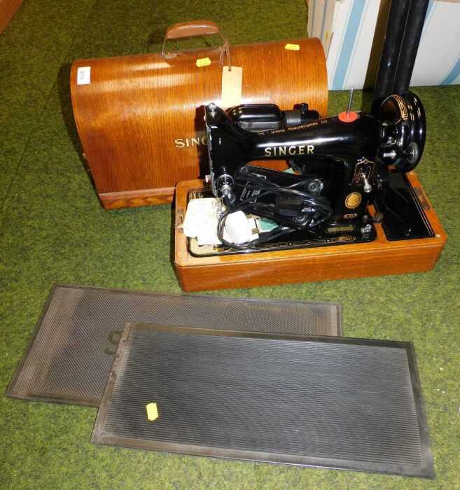 1415 Singer A cased Singer sewing machine.