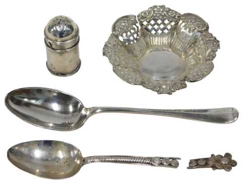 An Edward VII silver dessert spoon, by John Round & Son Limited, rattail Old English pattern,...