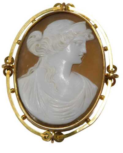 A late 19th/early 20thC shell cameo brooch, the oval cameo depicting maiden facing sinister, in...