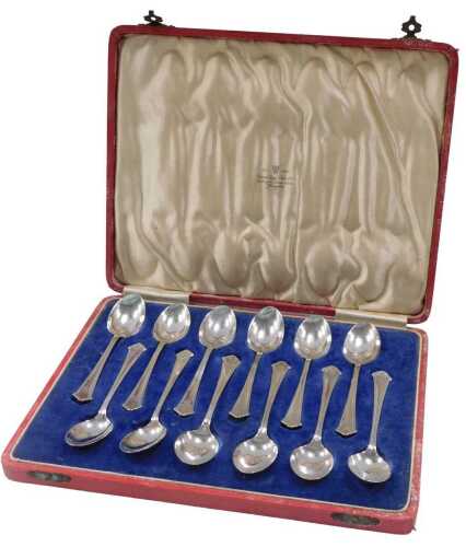 A set of twelve George VI teaspoons, Elkington & Co, Darlow pattern, initialled, Birmingham 1942,...