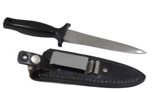 A 20thC Japanese dagger, with shaped blade, turned handle and black leather sheath, 22cm long.