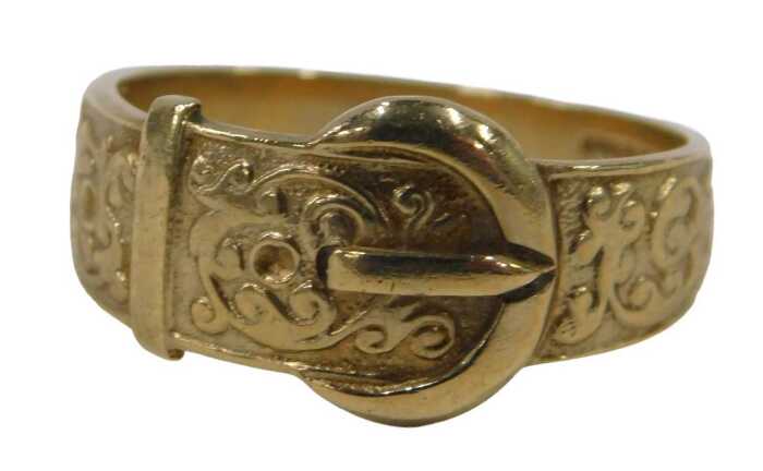 A 9ct gold buckle ring, London 1973, ring size S&frac12;, 4.7g.