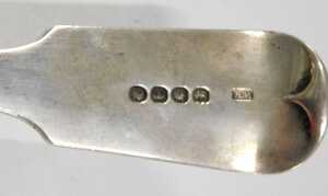 A pair of late George III silver asparagus tongs, by William Knight, fiddle pattern pierced... - 3