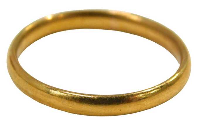 A 22ct gold wedding band, of plain design, 2mm width, Chester 1939, ring size O&frac12;, 2.8g.