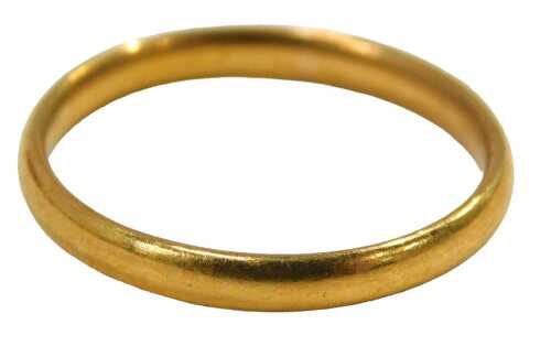 A 22ct gold wedding band, of plain design, 2mm width, Chester 1939, ring size O&frac12;, 2.8g.