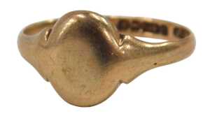 A 9ct rose gold signet ring, Birmingham 1926, ring size Q, 3g.