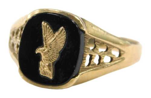 A 9ct gold signet ring, with black agate oval panel depicting raised relief figure of an eagle,...