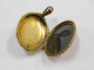 An early 20thC rolled gold locket, heavily engraved with flower and leaf detail, with a pendant... - 3