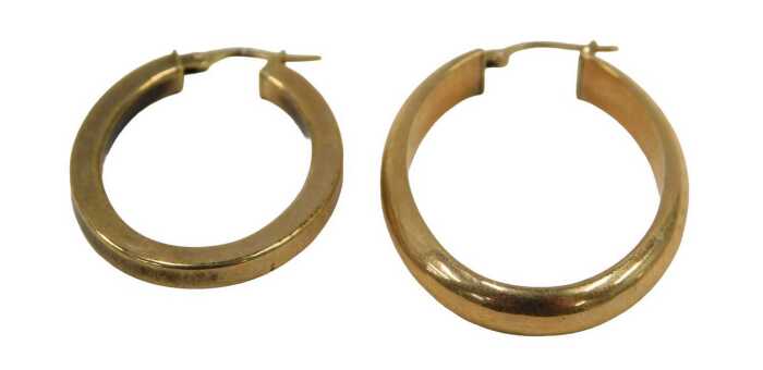Two single 9ct gold hoop earrings, 2.4g.