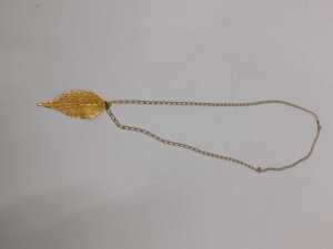 A 9ct gold neck chain, with bolt ring clasp, 60cm long, with a plated leaf pendant, 4.8g all in. - 2