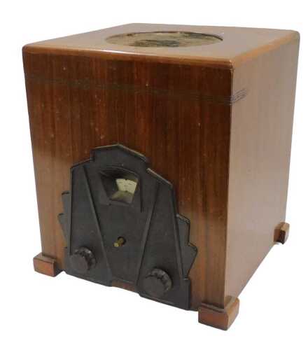 A 1940s walnut cased Zenith table top radio, Art Deco front and warning label to the back, 32cm...