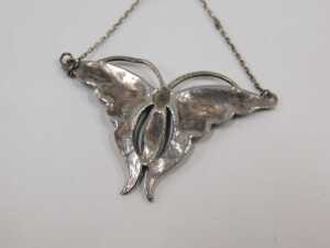 A Charles Horner style Art Nouveau butterfly enamel necklace, of two tier drop design, in blue... - 3
