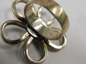 A flower dress ring, the elaborate five petal flower, 3cm wide, on a plain band stamped 925,... - 2