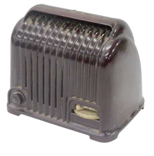 A mid 20thC Bakelite cased Sobell Sobellette radio, model 439, 23cm high. WARNING! This lot...