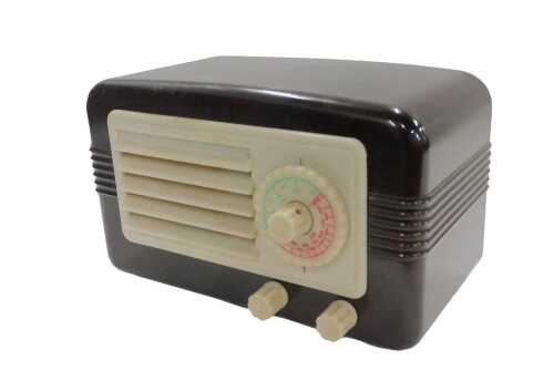 A mid 20thC Bakelite cased Travler model 5022 type AM portable vacuum radio, 17cm high. WARNING!...