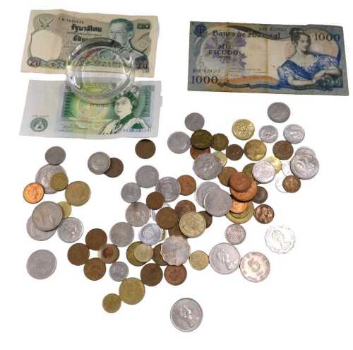 Various coinage, banknotes, low denomination European and world currency. (a quantity)