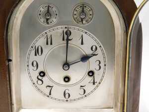 A 1920s mahogany cased eight day chiming mantel clock, with 13cm diameter Arabic chapter ring,... - 2