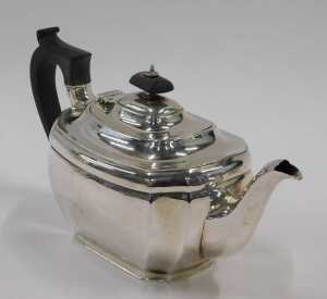A George V three piece silver tea service, comprising teapot of cape form with thumb mould... - 3