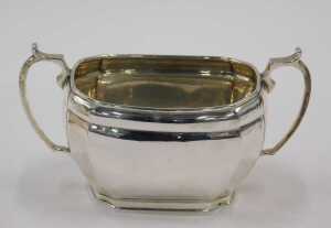 A George V three piece silver tea service, comprising teapot of cape form with thumb mould... - 4