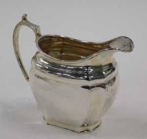 A George V three piece silver tea service, comprising teapot of cape form with thumb mould... - 5